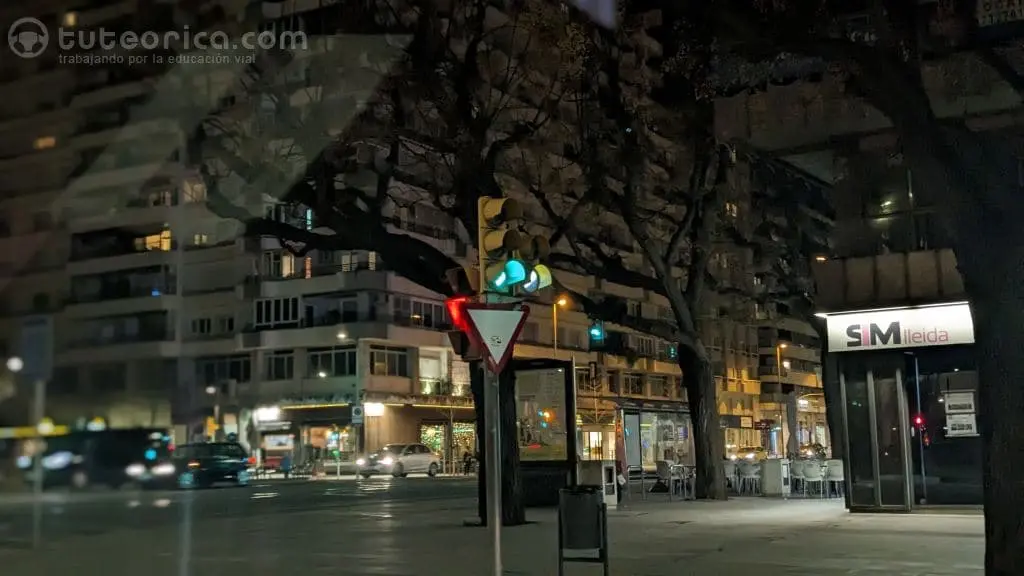 Semaforo verde en via urbana de noche