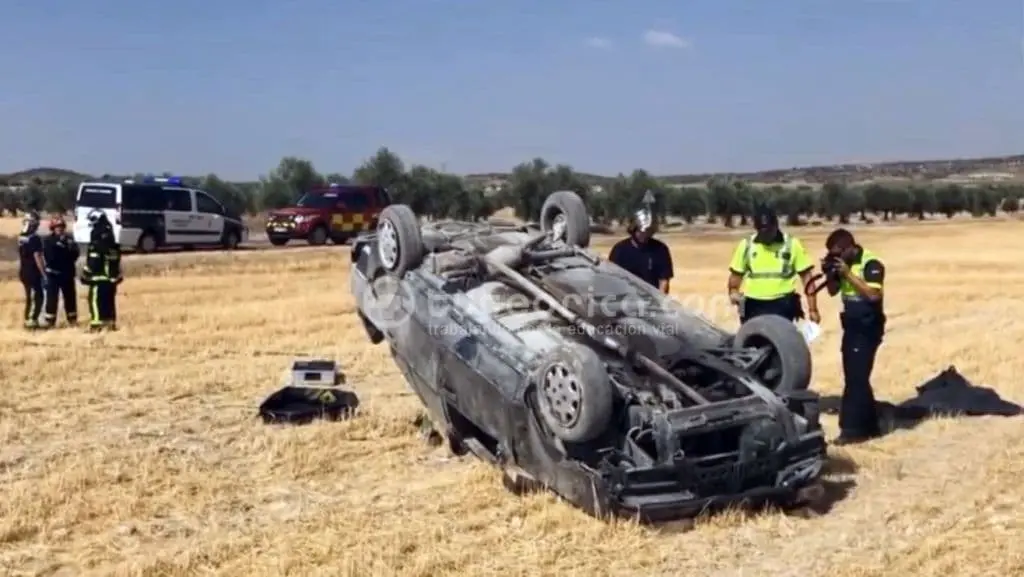 Vehiculo accidentado y volcado en el campo con agentes