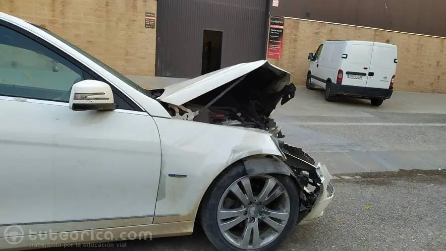 Vehiculo blanco accidentado