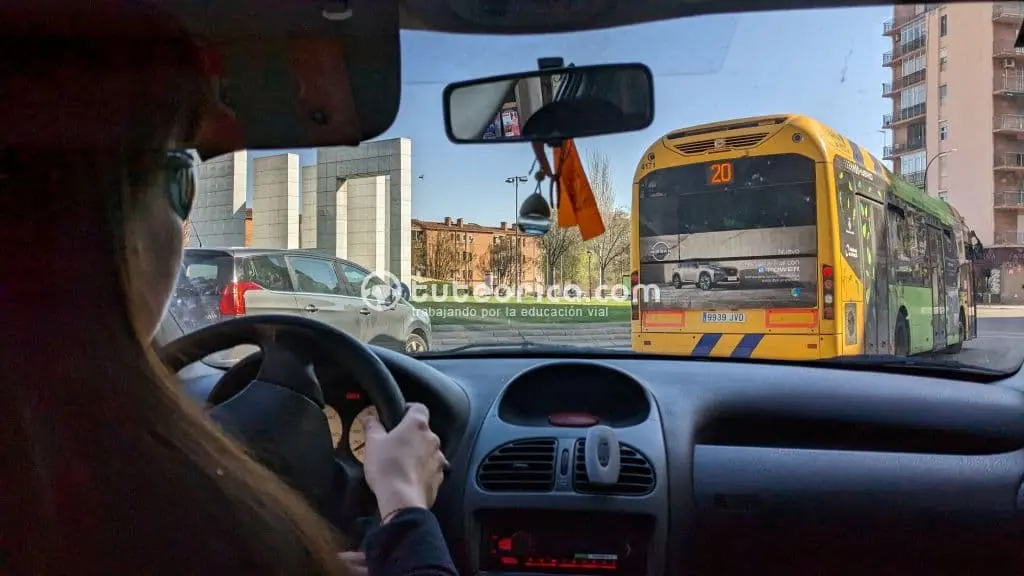 Conductora en el interior de un vehículo