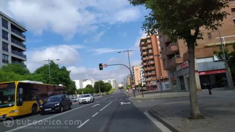 Via urbana con varios carriles