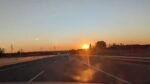 Atardecer espectacular en autov&iacute;a urbana