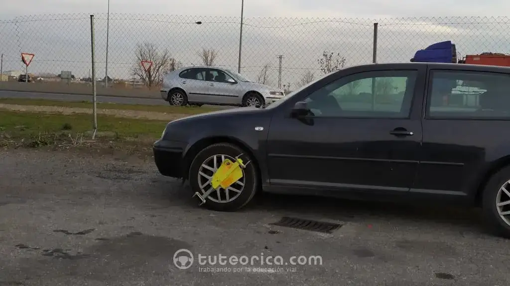 Inmovilizacion de vehiculo por agentes de trafico con cepo