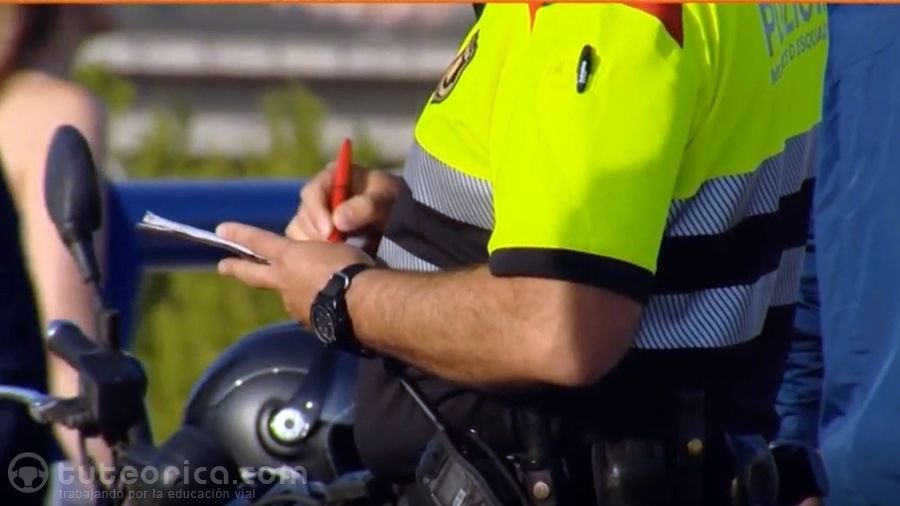 Agente de trafico poniendo una multa de trafico