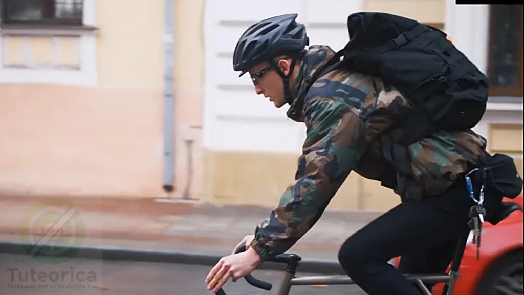 Ciclista urbano con luces. Nuevas normas para ciclistas por DGT
