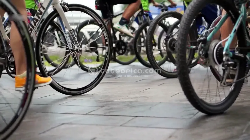 Grupo de ciclistas en vía urbana