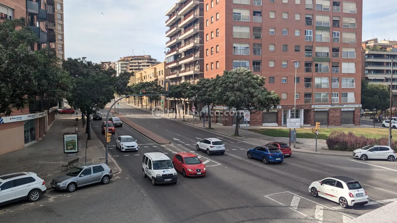 Via urbana con varios carriles
