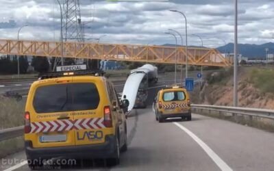 V-21 Cartel avisador de acompañamiento a transporte especial
