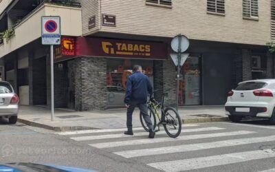 Imagen peatón empuja bicicleta por paso de peatones