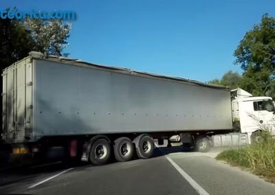 camion girando derecha en carretera