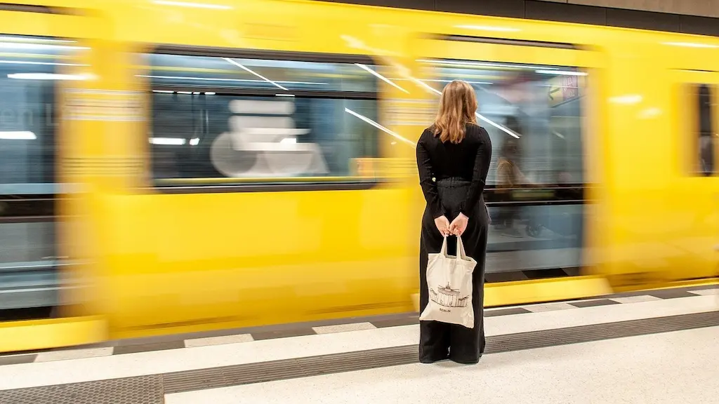 Persona esperando el metro